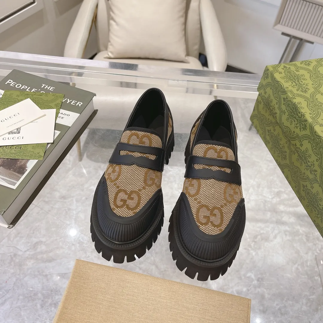 👟👟Ex-factory price 480👟👟 Men's size +10 Gucci's new spring and autumn loafers cleverly use unique design elements to inject fresh vitality into the collection design. Crafted from camel and ebony GG canvas, these stylish unisex loafers feature a new interpretation of the brand's classic monogram pattern for the new season. Camel and ebony GG canvas/imported silk cowhide surface, imported silk cowhide lining Size: Female: 35-42# Male: 39-46#